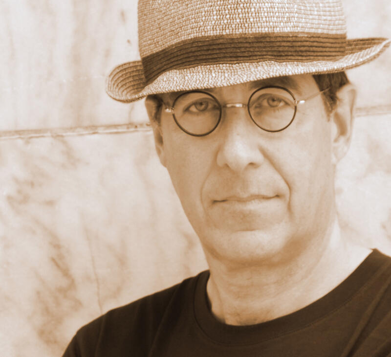 Izzy Abrahmson (aka Mark Binder) - photo by Bérge Ara Zobian Izzy Abrahmson - photo by Bérge Ara Zobian